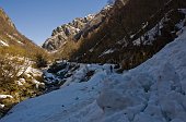 05-LA STRADA COSTEGGIA IL FIUME RINCORRENDO IL SOLE